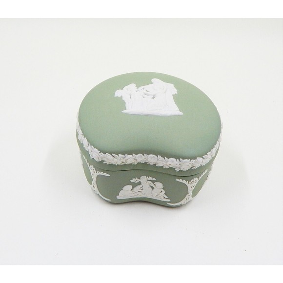 Wedgwood Green Jasperware Cupid As Oracle Bean Shaped Trinket Box with Lid - Picture 1 of 9
